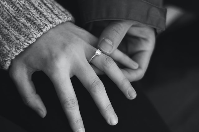 You are currently viewing הטיפים הטובים ביותר לרכישת טבעת אירוסין יהלומים בהתאמה אישית באינטרנט